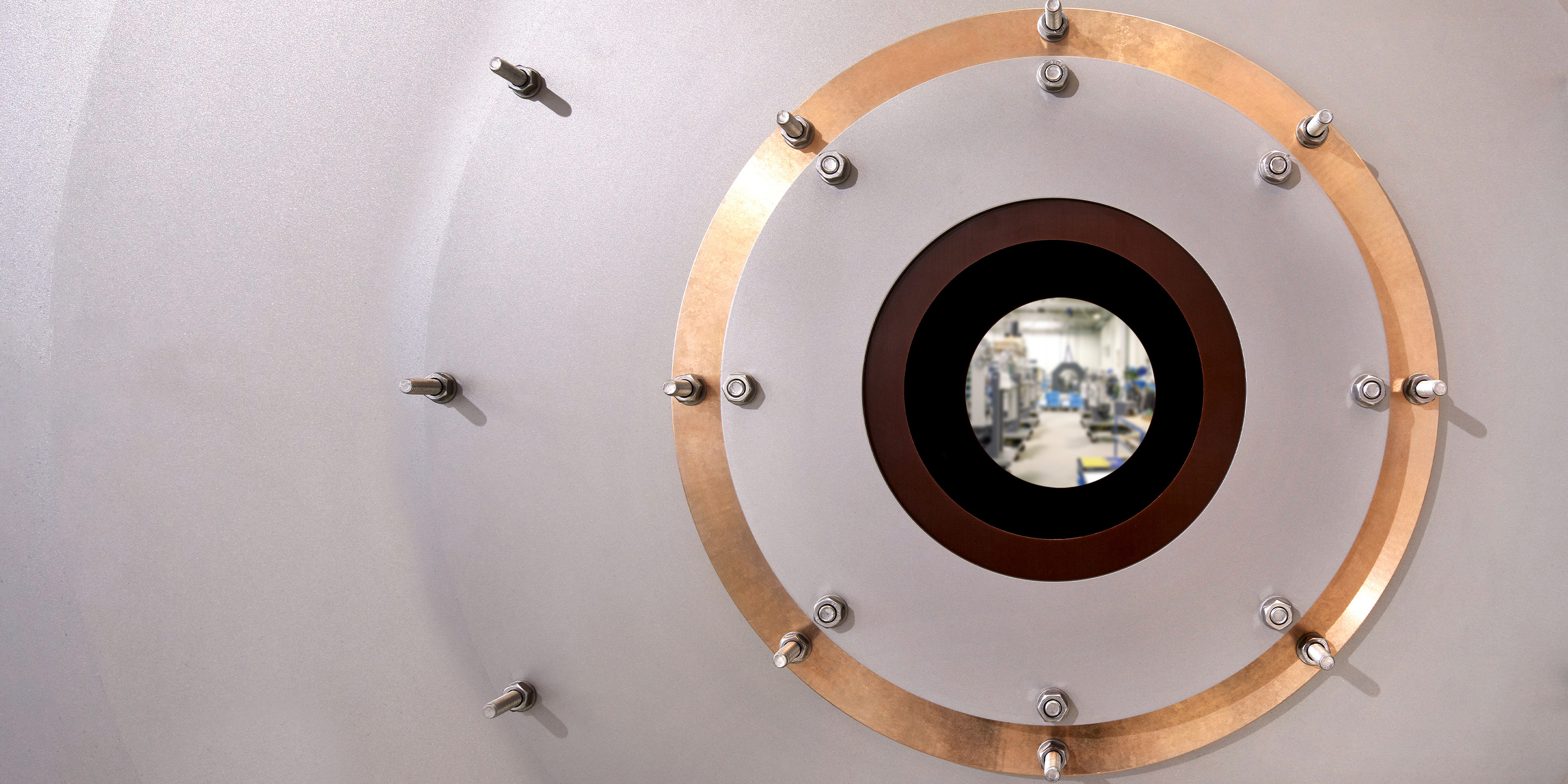 Blick auf eine Werkstatt durch die Öffnung im Aurex Ultraschall-Messgerät